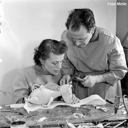 Hannelore und Hanns-J. Marschall mit Mumin-Puppe